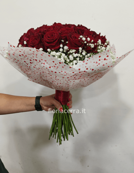 Bouquet  con rose  rosse a gruppo 