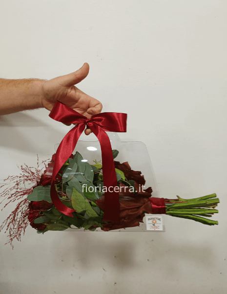 Bouquet di fiori presentato in una borsa di plexiglass a partire da