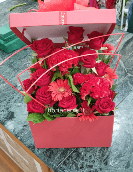 box con fiori rossi per laurea