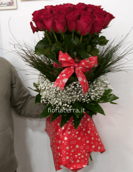Bouquet di rose rosse a gruppo e gypsofila