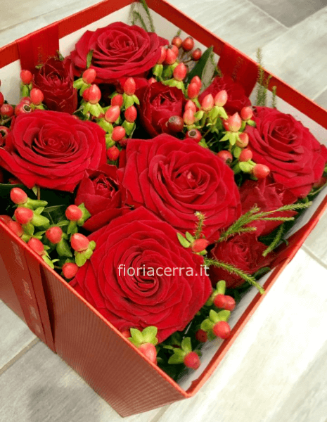 box con rose e bacche