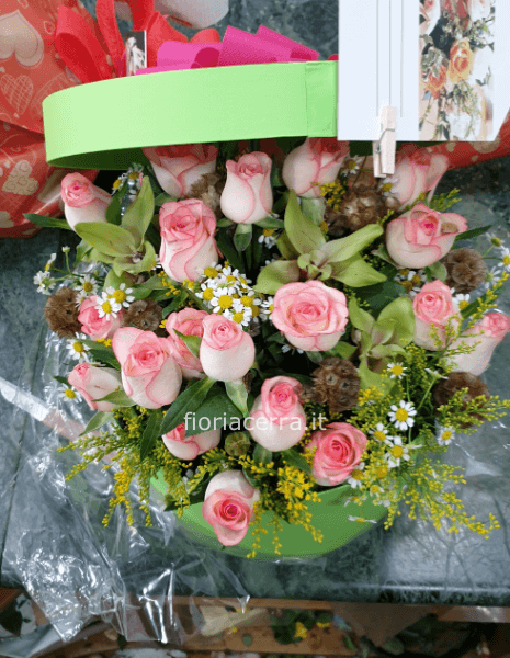 Box con rose e gipsofila