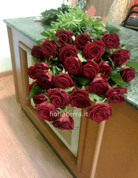 fascio di rose rosse